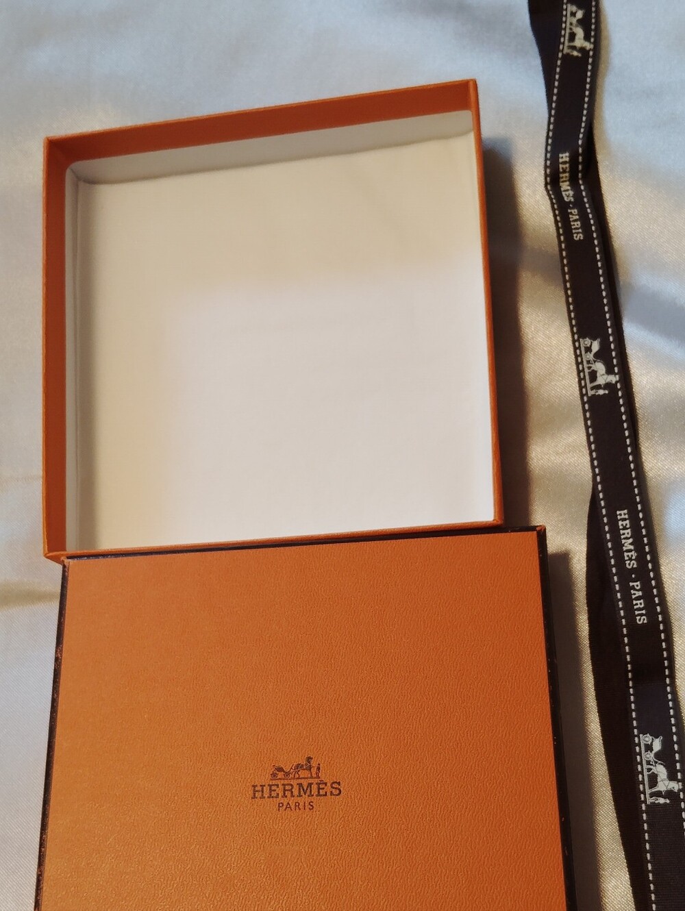 New Empty HERMES Gift Box, Ribbon and Samples - Picture 2 of 9